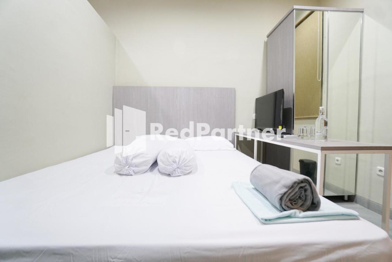 Tomang Gelong Guest House Syariah Mitra Reddoorz Jakarta Eksteriør billede