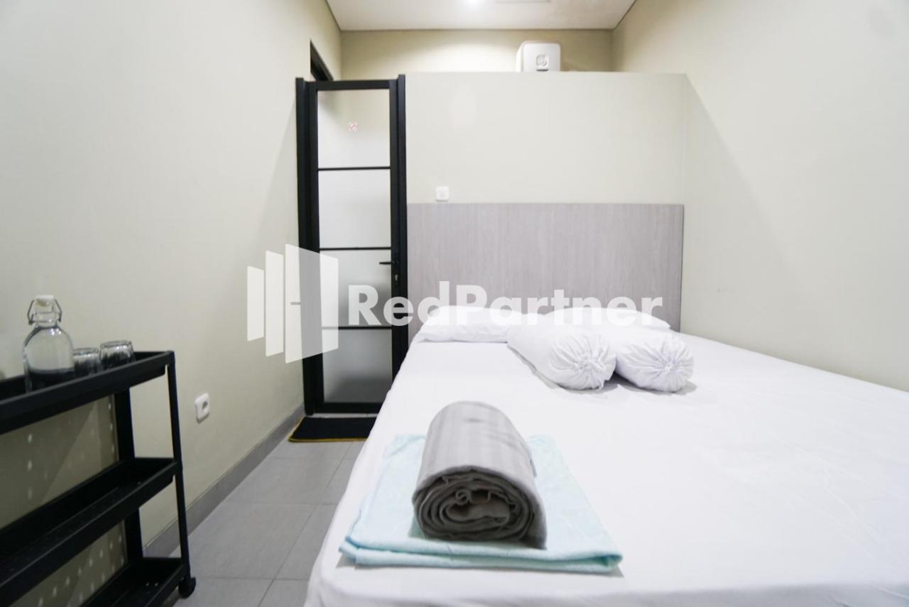 Tomang Gelong Guest House Syariah Mitra Reddoorz Jakarta Eksteriør billede